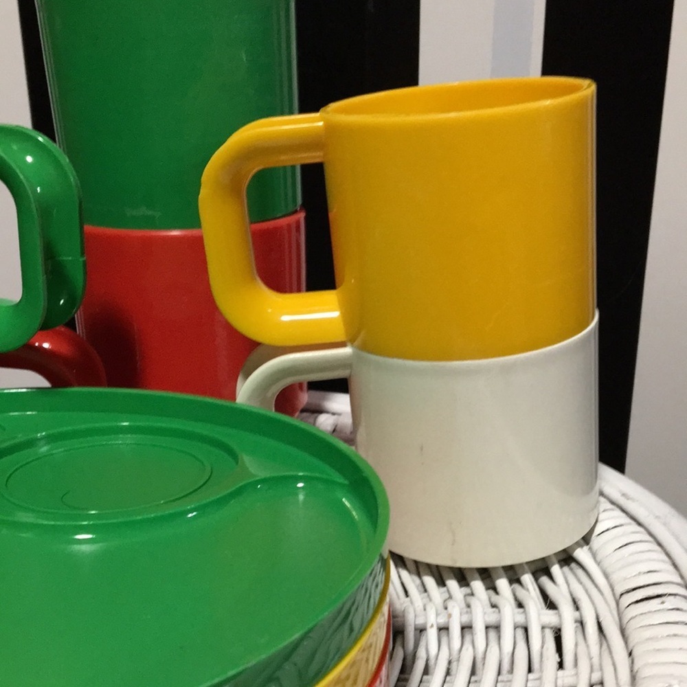 10 Piece Vintage Ingrid Picnic Set Stackable Snack Plates/Cups For RV/Pool/Boat - Picture 3 of 13